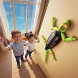 Le gecko grimpe au mur devant les enfants